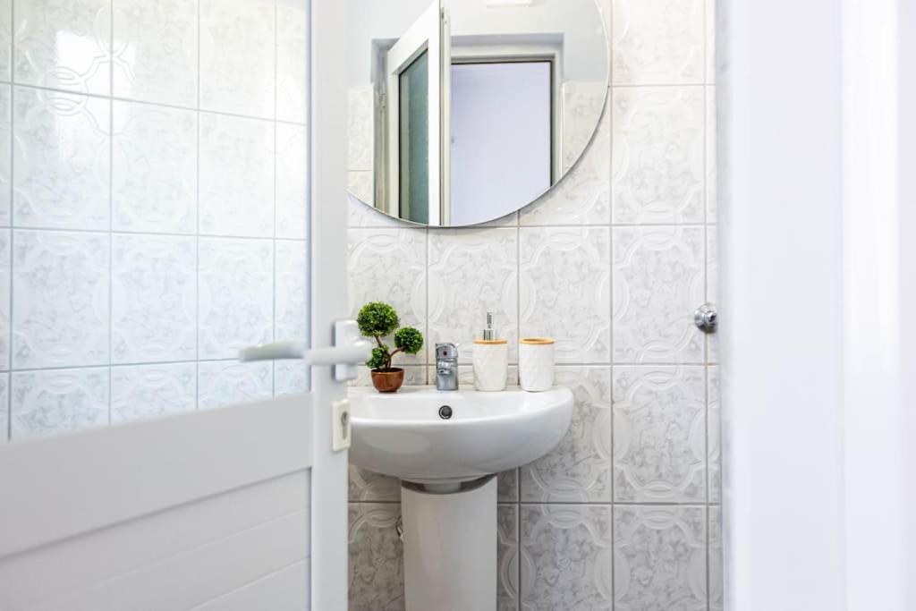 22 - & Access * Himara